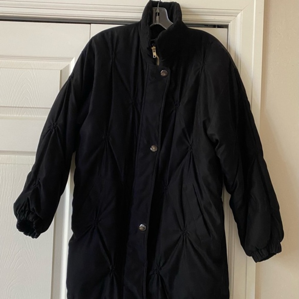 EUC Beautiful black puffer jacket. Zip/snap closure. Size S. Measurements below.